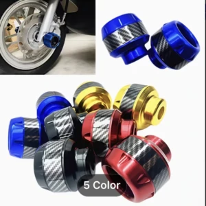 Set de dos protectores de eje para moto con acabado en fibra de carbono y anillos en azul, rojo, dorado o negro. Incluye vista de instalación en rueda trasera y muestra de los cinco colores disponibles.