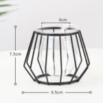 Macetero geométrico metálico negro con vidrio transparente, medidas 9.5 cm de ancho y 7.5 cm de alto, ideal para espacios modernos.