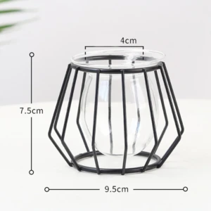 Macetero geométrico metálico negro con vidrio transparente, medidas 9.5 cm de ancho y 7.5 cm de alto, ideal para espacios modernos.