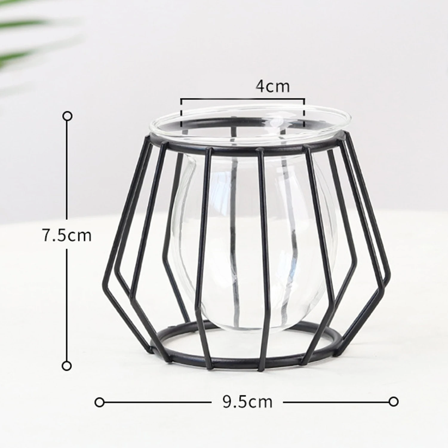 Macetero geométrico metálico negro con vidrio transparente, medidas 9.5 cm de ancho y 7.5 cm de alto, ideal para espacios modernos.