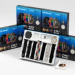 Reloj inteligente A10 Ultra 3 con caja de accesorios que incluye siete correas intercambiables, pulsera de cuero, correa de tela y reloj de bolsillo, mostrados en empaque azul con diseño futurista.