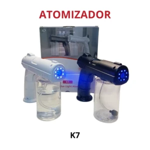 Atomizador pistola K7 en blanco y negro, con luz azul LED, depósito transparente y caja de presentación al fondo.