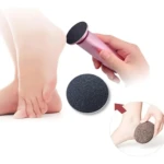 Disco lija exfoliante para pies en color rosa, con textura granulada visible. Se muestra en uso sobre el talón de un pie, junto a una ampliación de la superficie abrasiva y una variante en tono marrón.