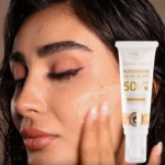 Mujer aplicando bloqueador solar facial color piel SPF 50+ de Class Gold, textura ligera y acabado natural.