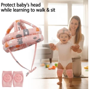 Casco de seguridad para bebé en color rosa con estampado de animales, acompañado de rodilleras del mismo diseño. Incluye correa ajustable y se muestra junto a un niño caminando con el equipo puesto, sobre fondo claro con juguetes dispersos.