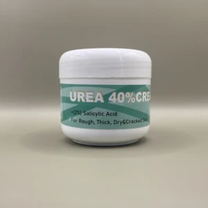 Crema Urea al 40% con ácido salicílico en frasco blanco con tapa, etiqueta verde claro que indica hidratación para piel seca, gruesa o agrietada.