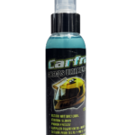Botella de spray azul con etiqueta negra que muestra cascos amarillos y texto en español, diseñado para limpieza y eliminación de olores en cascos y telas.