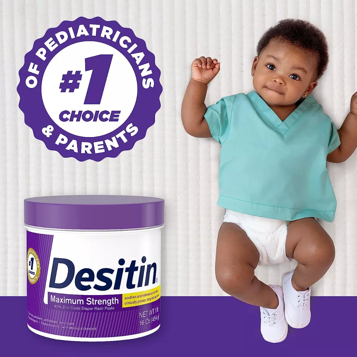 Tubito de crema Desitin Máxima Protección Zinc, color blanco con tapa morada, acompañado de bebé sonriente usando pañal y camiseta azul claro, sobre fondo liso con sello de aprobación de pediatras y padres.