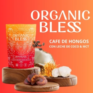Bolsa de café de hongos adaptógenos con leche de coco y MCT, sobre madera con hongos, coco y especias visibles.