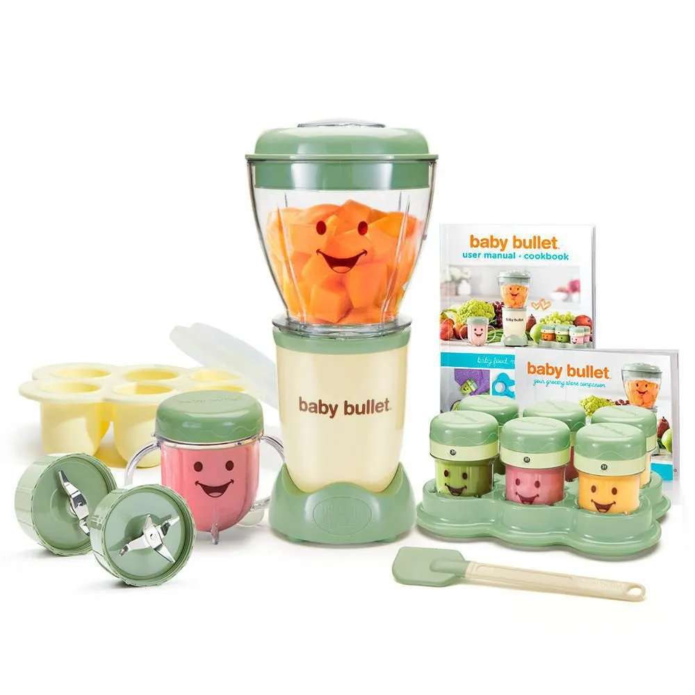 Preparador de alimentos compacto Baby Bullet en color verde menta, con vaso principal lleno de zanahoria cortada, accesorios incluidos: tres frascos con tapas sonrientes, cuchara espátula, moldes para congelar y manual de usuario.