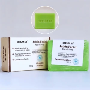 Jabón facial Serum 10 con Centella Asiática, color verde claro, envuelto en plástico transparente. Incluye caja y jabón individual de 100 g.