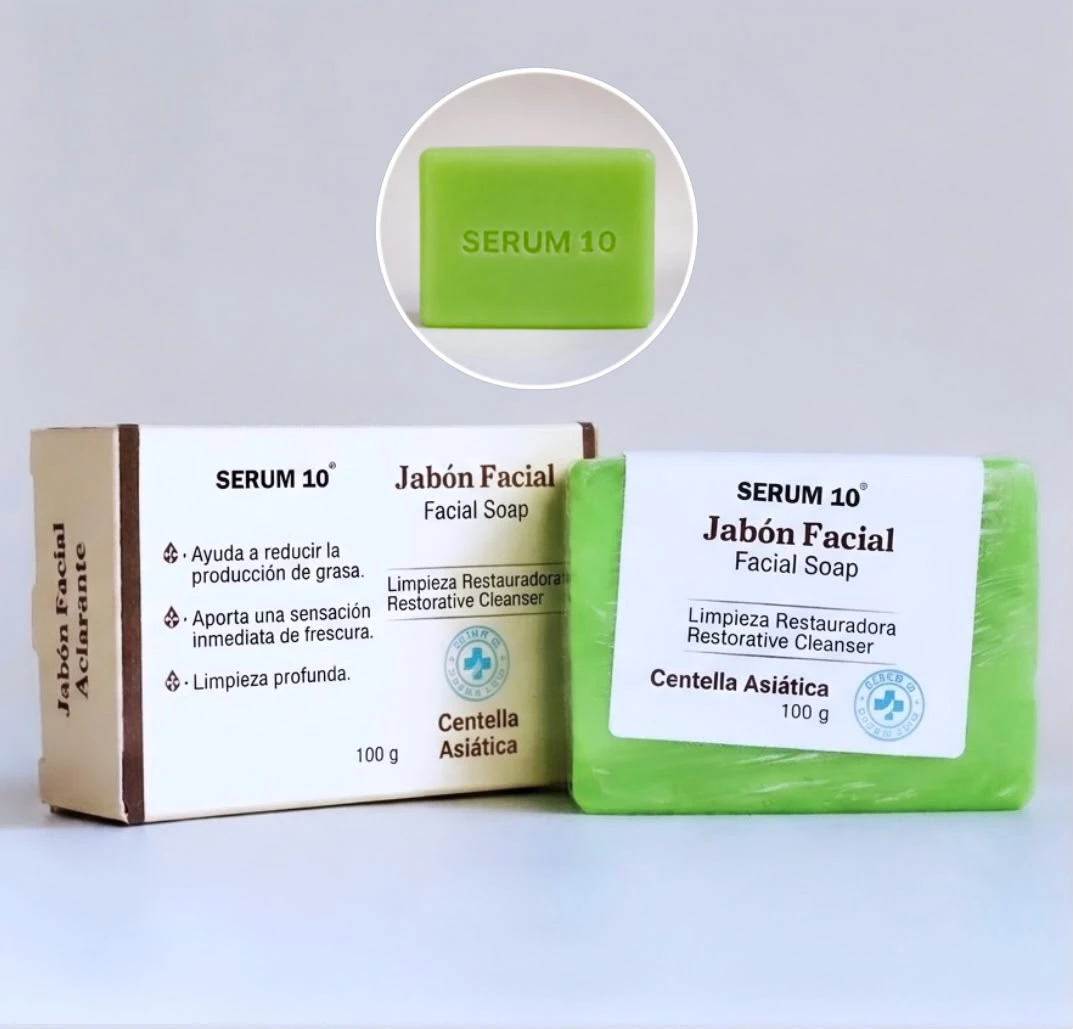 Jabón facial Serum 10 con Centella Asiática, color verde claro, envuelto en plástico transparente. Incluye caja y jabón individual de 100 g.