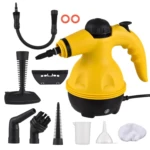 Limpiador de vapor portátil amarillo con accesorios: boquilla flexible, cepillo, punta estrecha, embudo, recipiente y paño. Incluye dos anillos rojos.
