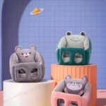 Tres sofás ergonómicos para bebé en colores gris, verde y rosa, con diseño de animales y cinturón de seguridad integrado, sobre pedestales decorativos.