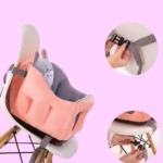 Sofá ergonómico para bebé en color rosa con cinturón de seguridad ajustable, mostrando detalles de instalación y uso en silla de comedor.