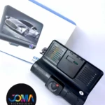 Cámara de seguridad para automóvil con monitor integrado, vista frontal mostrando pantalla con de auto, carcasa negra y logotipo JOMA Technology en esquina inferior izquierda.