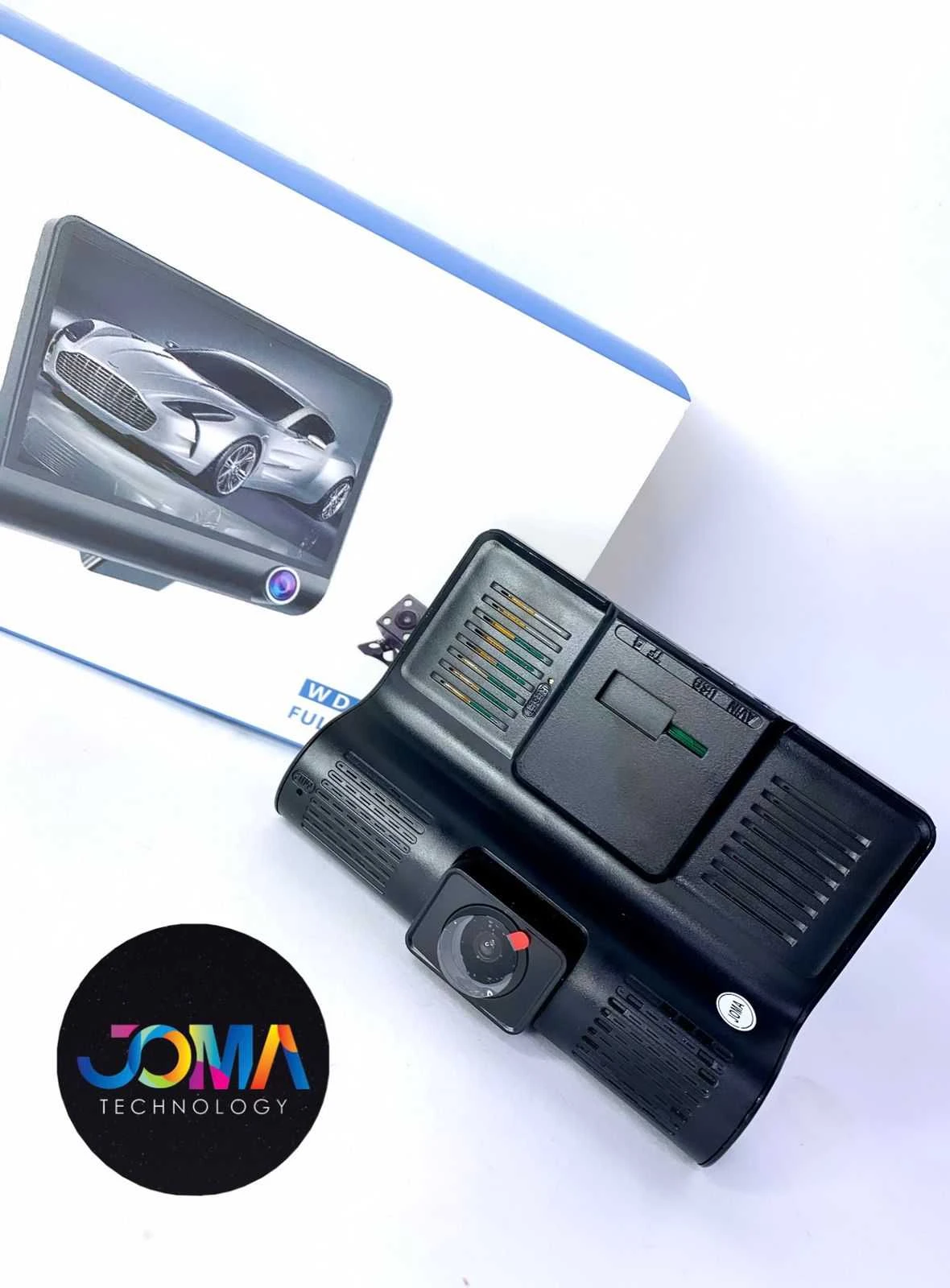 Cámara de seguridad para automóvil con monitor integrado, vista frontal mostrando pantalla con de auto, carcasa negra y logotipo JOMA Technology en esquina inferior izquierda.