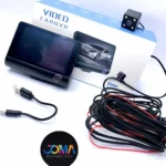 Cámara de seguridad para automóvil con monitor integrado, caja blanca y azul, cableado negro y rojo, adaptador USB y logotipo JOMA Technology.