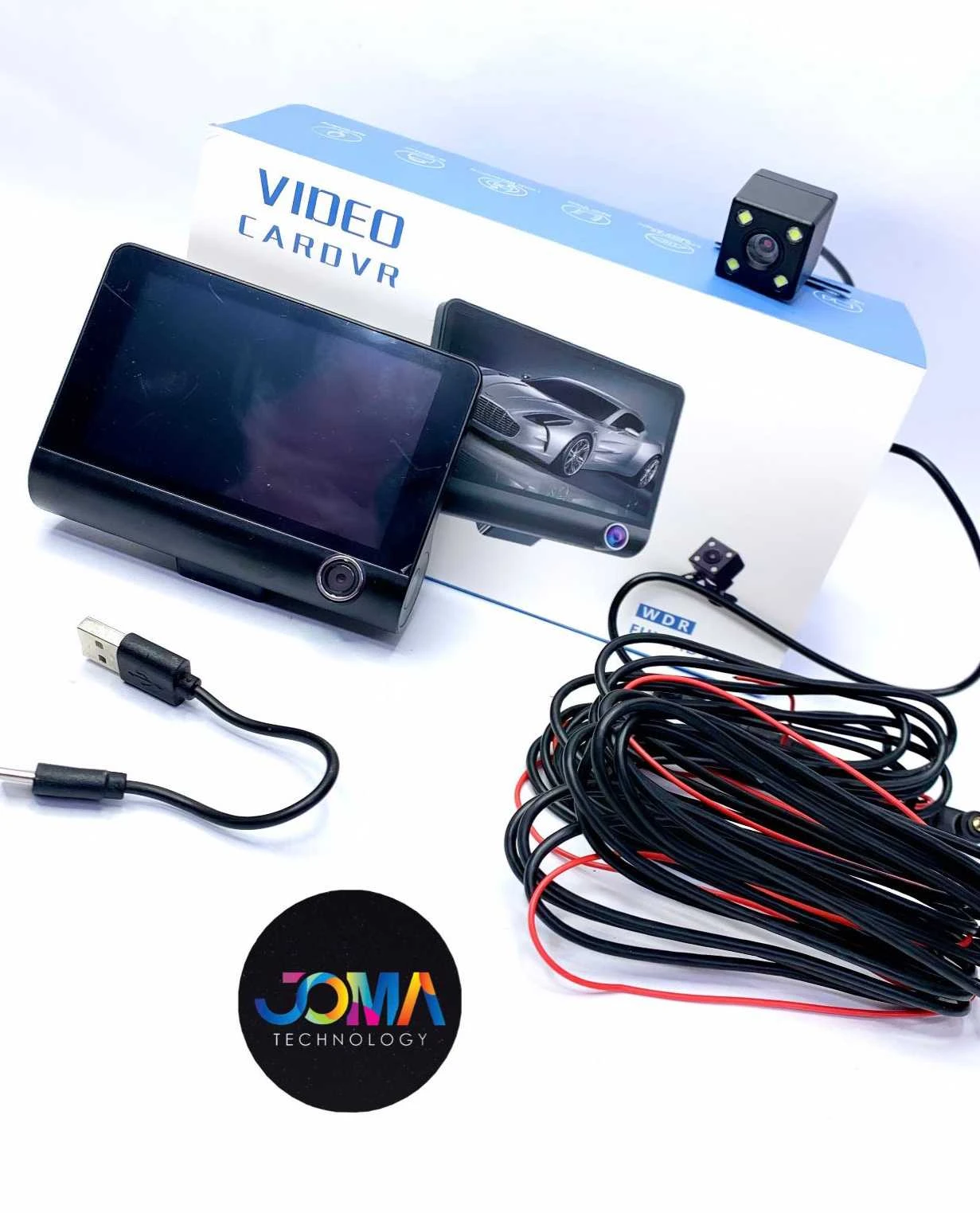 Cámara de seguridad para automóvil con monitor integrado, caja blanca y azul, cableado negro y rojo, adaptador USB y logotipo JOMA Technology.