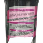 Etiqueta trasera de envase negro de proteína aislada para mujer sin azúcar, mostrando ingredientes, preparación y almacenamiento en texto blanco sobre fondo rosa.
