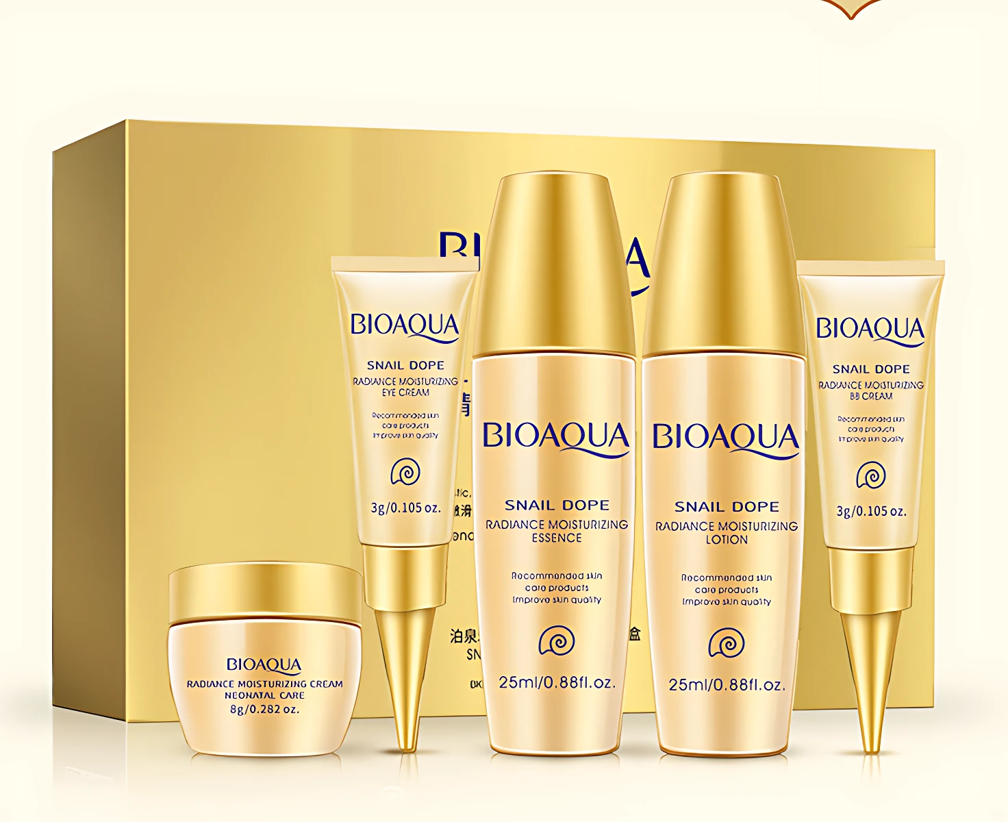 Kit de cuidado facial Bioaqua Snail Dope en presentación dorada, con cinco productos: dos lotiones, dos cremas y un contorno de ojos, dispuestos frente a su caja de regalo.