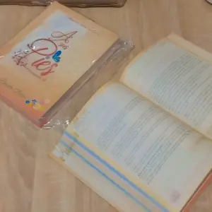 Libro Devocional A Sus Pies en Pasta Dura - Fortalece la fe con lecturas diarias