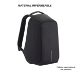 Mochila negra de material impermeable, vista lateral con asa superior y detalles reflectantes visibles en costura.
