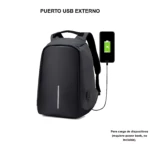 Mochila negra Neotech A108 con puerto USB externo para carga de dispositivos, mostrando cable conectado a smartphone con indicador de batería.