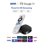 Reproductor de streaming Onn Google TV 4K en color negro, acompañado de su control remoto blanco con botones de voz y acceso a aplicaciones como Netflix, Disney+ y YouTube.
