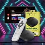 Dispositivo de streaming Onn Google TV 4K en caja amarilla, con control remoto blanco y unidad negra al frente, sobre fondo con luces neón.
