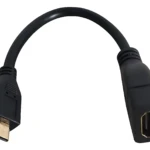 Adaptador HDMI Micro a Estándar negro, conector macho dorado y hembra negra, cable flexible curvado, fondo blanco.