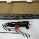Dispensador de tornillos negro con mango ergonómico, adaptador para taladro, incluye set de puntas organizadas en caja abierta y herramienta de ajuste.