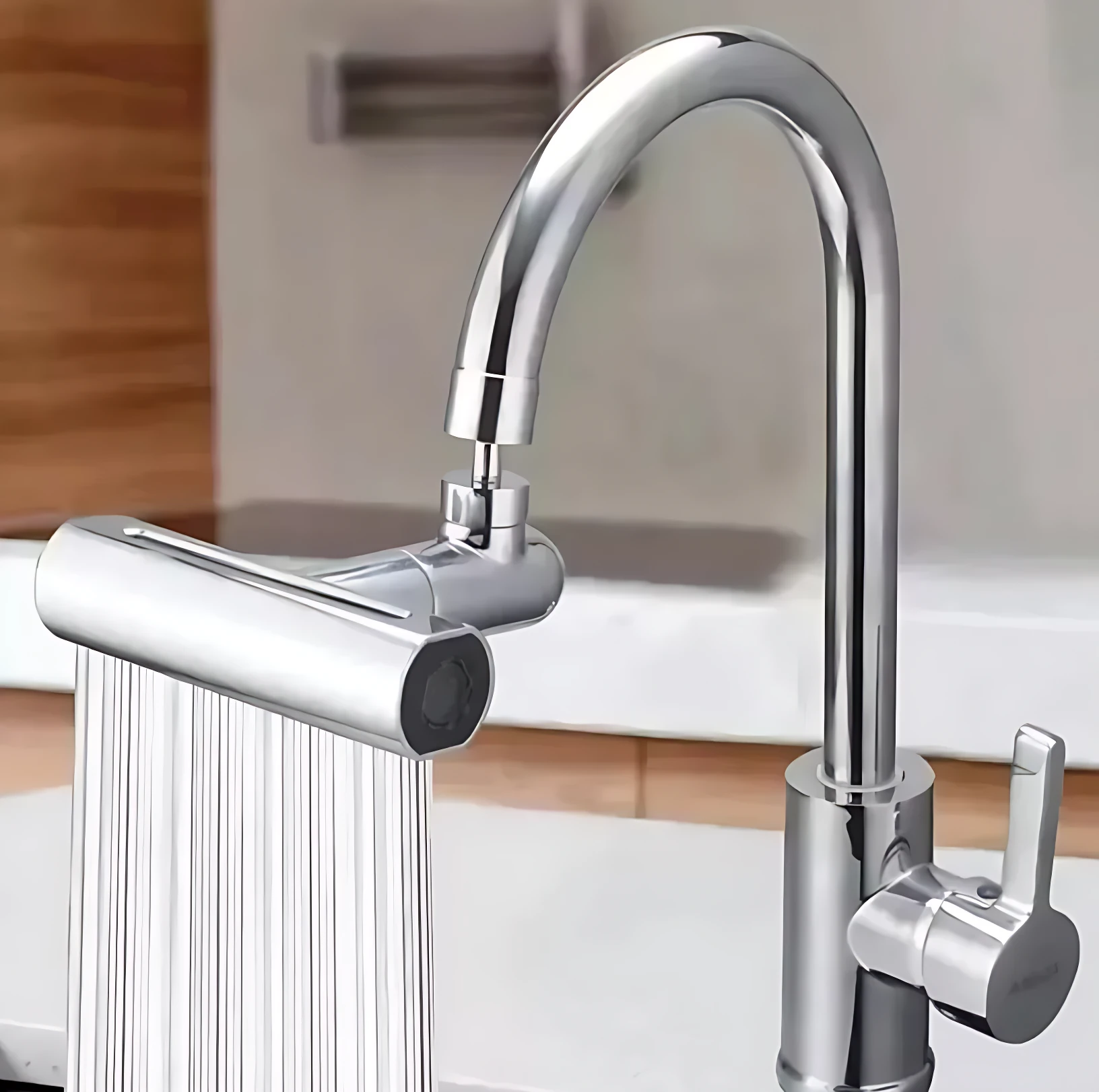 Adaptador grifo giratorio cromado con salida de agua en chorro, montado en grifo de cocina, ideal para lavado profundo de utensilios y limpieza de superficies.