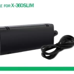 Adaptador de corriente negro para Xbox 360 Slim, con cable enrollado y enchufe visible, diseñado para proteger el equipo contra sobrecargas.