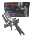 Pistola de gravedad Truper en aluminio, color gris metálico, con boquilla de 1.4 mm y mango ergonómico, mostrada junto a su caja original.