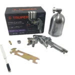 Pistola de gravedad Truper de aluminio con boquilla de 1.4 mm, junto a su caja, botella de pintura, llave de ajuste y accesorios.