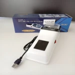 Afilador eléctrico automático blanco con cable USB, base rectangular y caja azul al fondo que dice "Love begins in the kitchen".