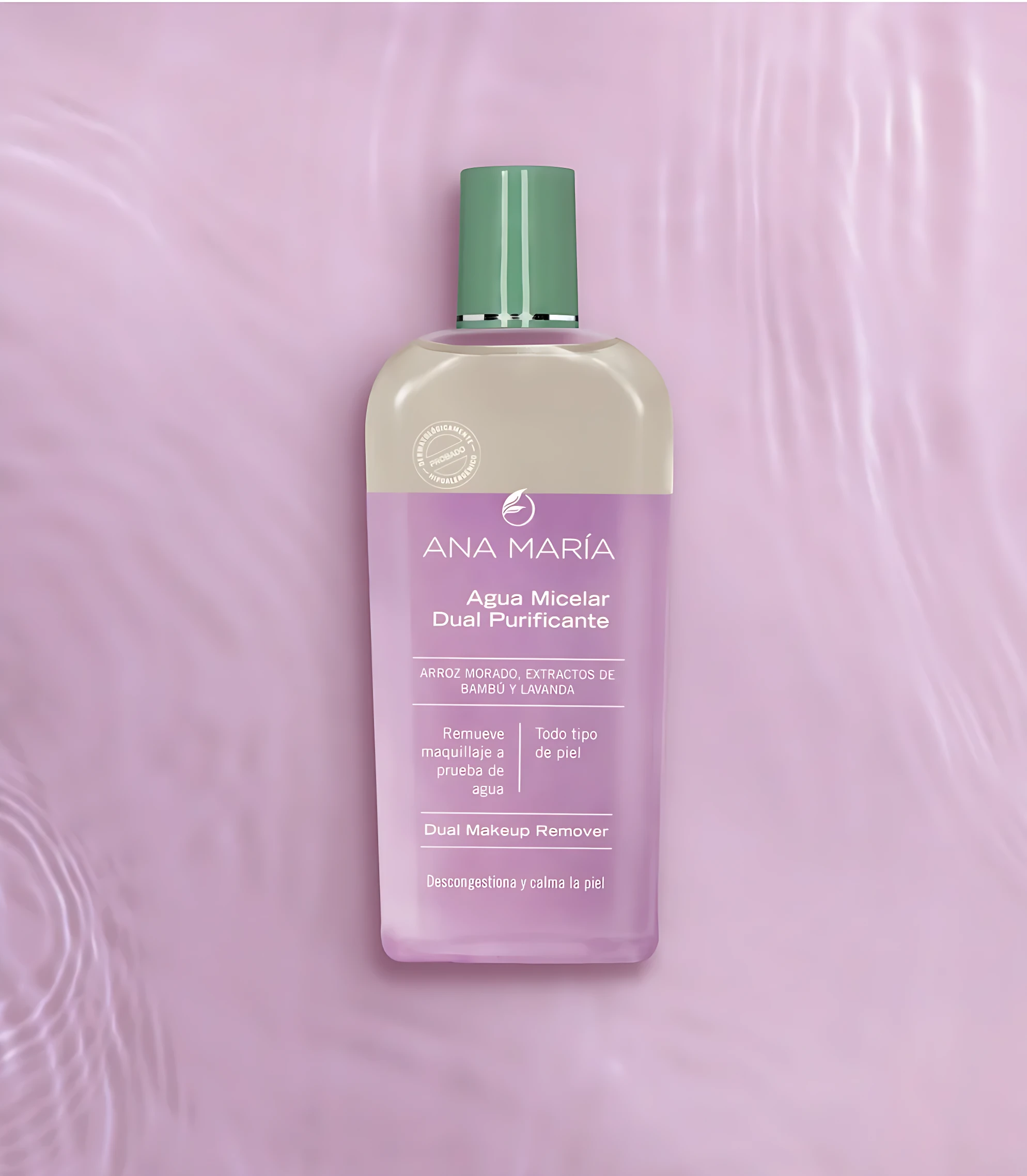 Botella de Agua Micelar Dual Ana María con arroz morado y lavanda, sobre fondo rosa con textura ondulada.
