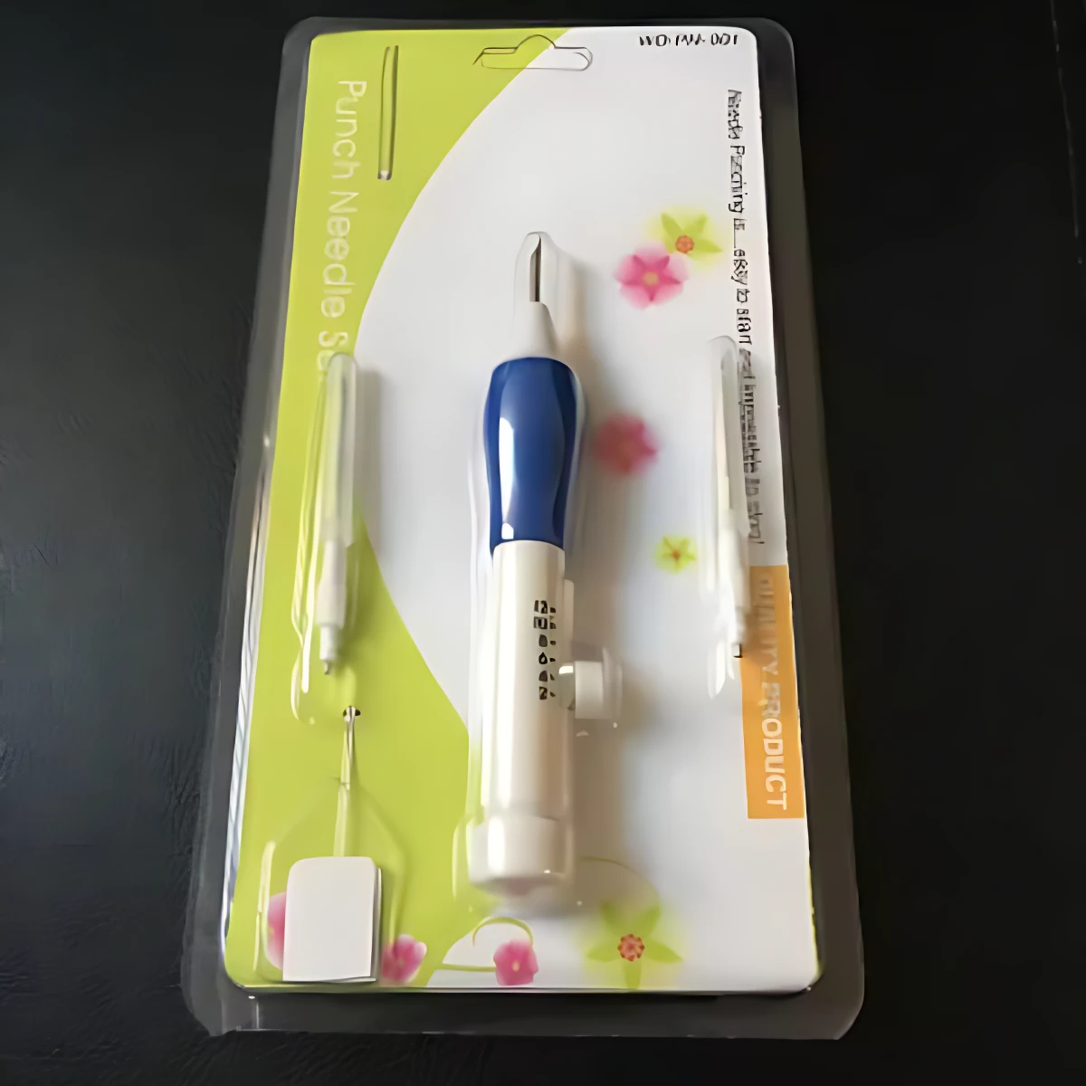 Pack de dos agujas perforadoras para bordar en relieve, con mango azul y blanco, incluye accesorios y estuche de transporte.