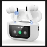 Caja blanca de carga con pantalla digital mostrando batería al 99% y controles de reproducción, con auriculares blancos dentro y luz azul en los conectores.