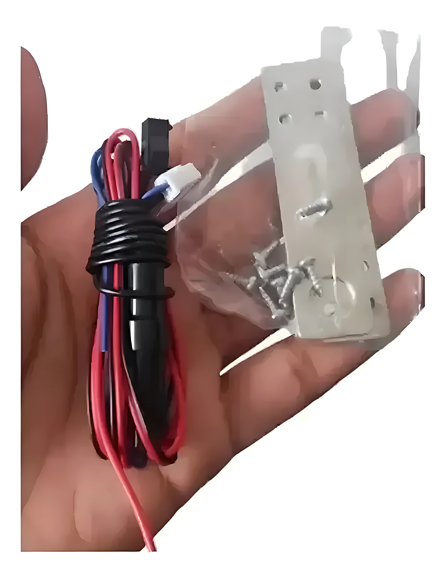 Mano sosteniendo alarma radio parlante Bluetooth con despertador, cableado rojo y azul, conector negro y blanco, placa metálica con tornillos y bridas para montaje.