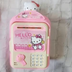 Alcancía Hello Kitty en forma de cajero electrónico, color rosa y crema, con teclado numérico, ranura para monedas y llave de seguridad. Incluye figura de Hello Kitty en la parte superior.