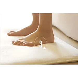 Pies sobre alfombra despertadora blanca con indicador numérico 3, diseñada para activar alarma al levantarse y eliminar la somnolencia matutina.
