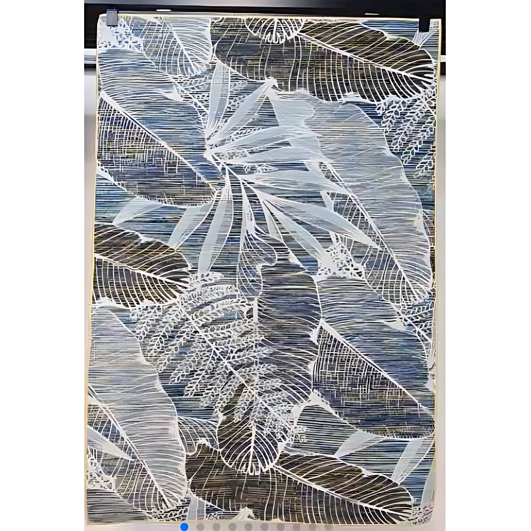 Tapete 3D con diseño de hojas en tonos azules, blancos y marrones, textura de líneas entrelazadas que simula relieve natural.