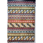 Alfombra tapete 3D piel de durazno con diseño geométrico multicolor en tonos tierra, rojo, verde y beige, con textura visible y bordes definidos.