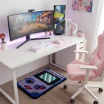 Alfombra de juego retro con diseño de teléfono móvil, bordes azules y detalles en rojo y verde, colocada bajo escritorio blanco en habitación gamer.