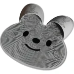 Alfombrilla de ducha antideslizante en forma de conejo con textura de masaje para pies, color gris claro, diseño sonriente y orejas con de conejo.
