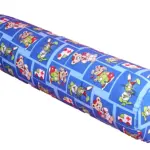 Almohada cilíndrica ortopédica azul con estampado de personajes infantiles, vista lateral completa sobre fondo blanco.