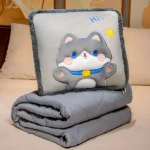 Almohada cojín 3 en 1 para niños con diseño de gato gris, bordes de felpa y estuche acolchado, ideal para siestas y viajes.