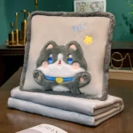Almohada con cobija guardable de forro polar extraíble - Proporciona calidez y soporte cervical en un solo accesorio portátil - Imagen 6